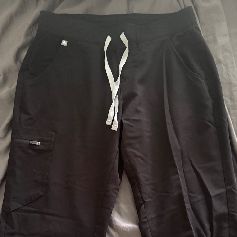 Figs Womens Scrubs Set - Black Size Medium - Joggers and Short Sleeve Top - Picture 4 of 8